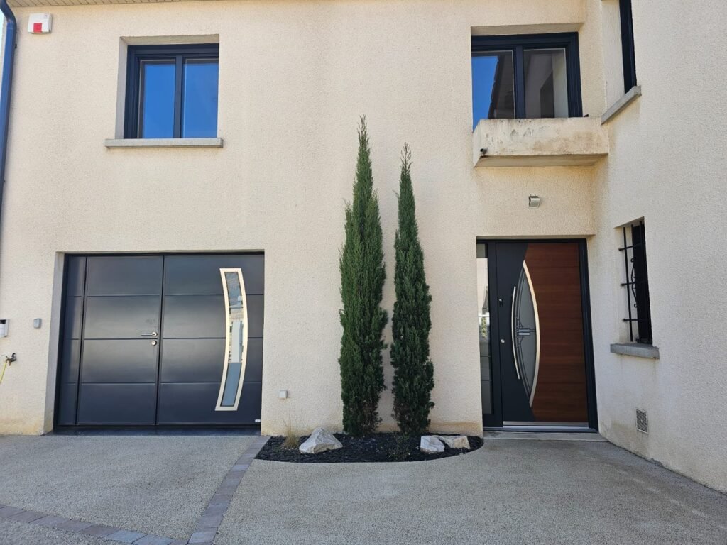 Porte de garage basculante Moos et porte d'entrée aluminium Inotherm en RAL 7016, posées à Quetigny par Menuiserie Foultot