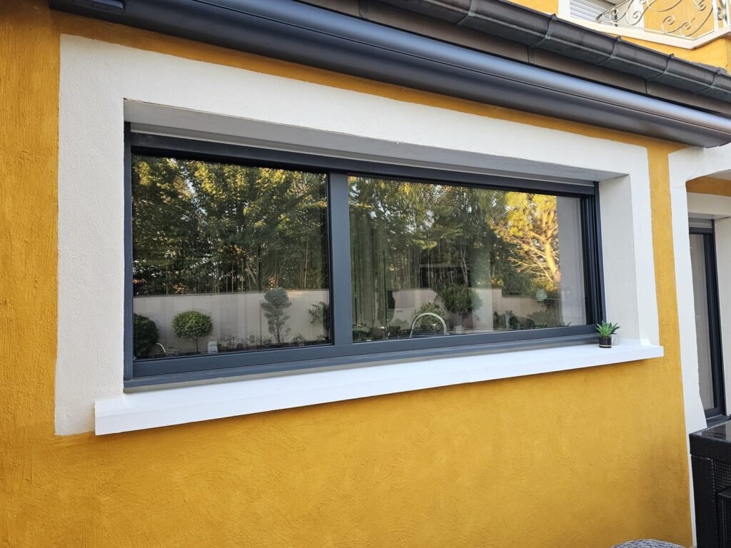Fenêtre aluminium Finstral anthracite, vue extérieure, Rouvres-en-Plaine