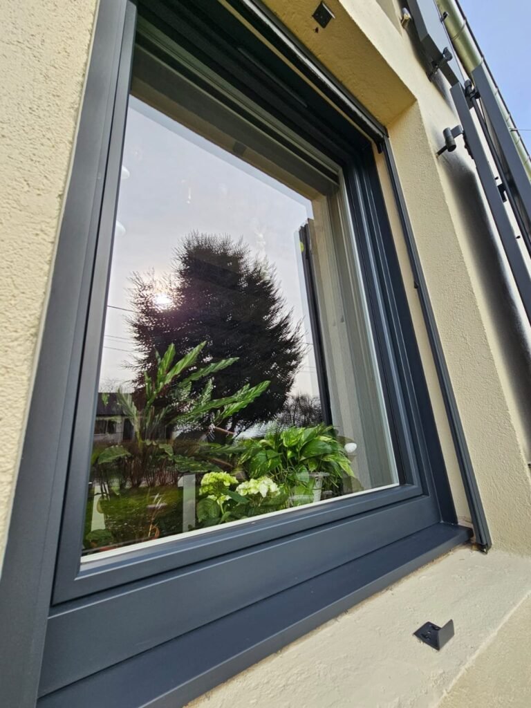Capotage aluminium RAL 7016 d'une fenêtre Finstral PVC, vue de près, Maizières-sur-Amance