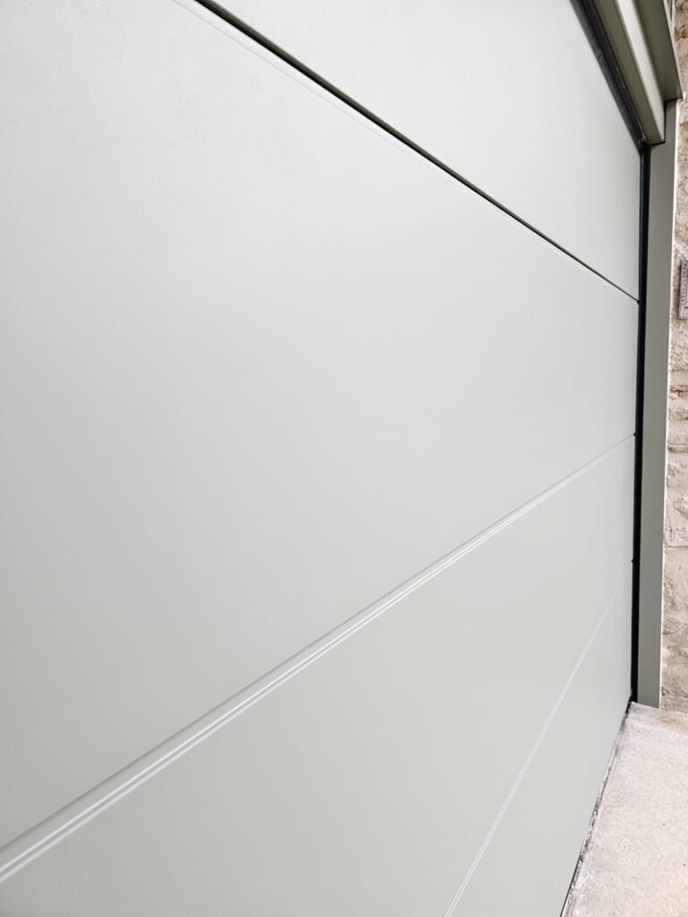 Détail panneau porte de garage sectionnelle Gypass vert sauge