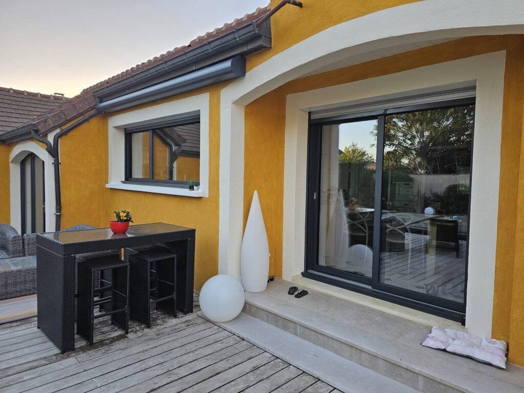 Levant-coulissant aluminium Finstral RAL 7016 sur la terrasse, posé à Rouvres-en-Plaine par Menuiserie Foultot