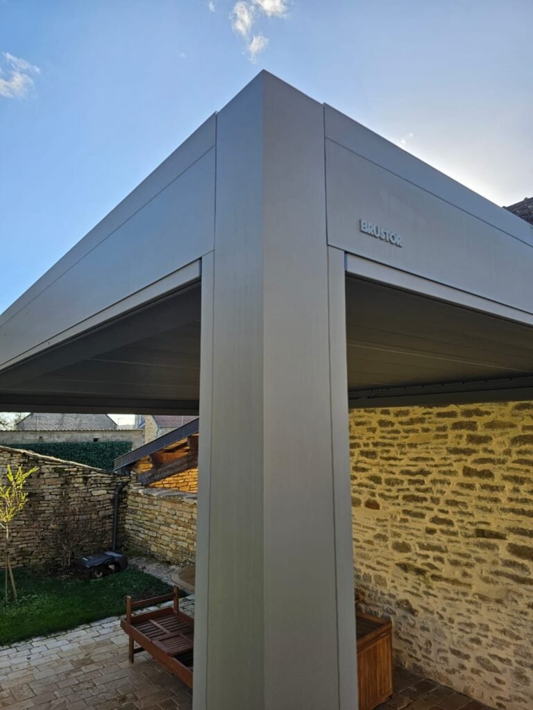 Poteau aluminium pergola bioclimatique Brustor B200XL RAL 7039 – finition et assemblage soignés – Menuiserie Foultot