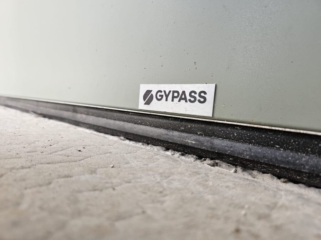 Logo Gypass sur porte de garage sectionnelle vert sauge - Menuiserie Foultot Marac