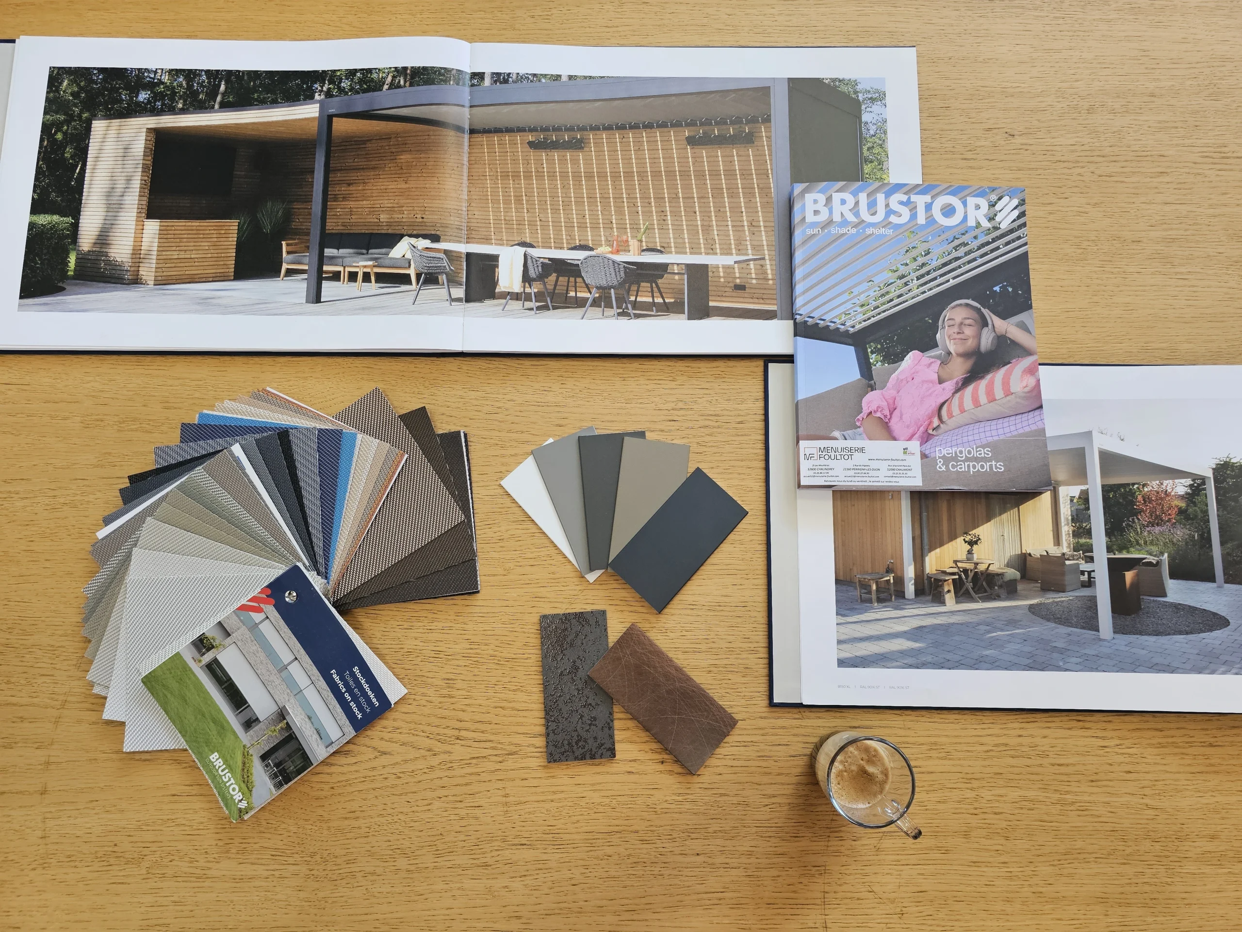Échantillons de couleurs, matières et modèles de pergolas bioclimatiques Brustor sur présentoir Foultot