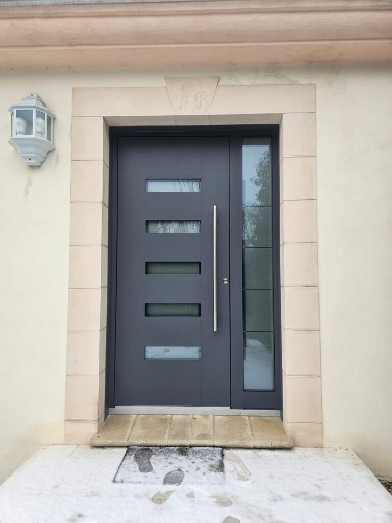 Porte d'entrée Inotherm gris anthracite avec fixe latérale posée sur maison à Hortes Haute-Marne Menuiserie Foultot