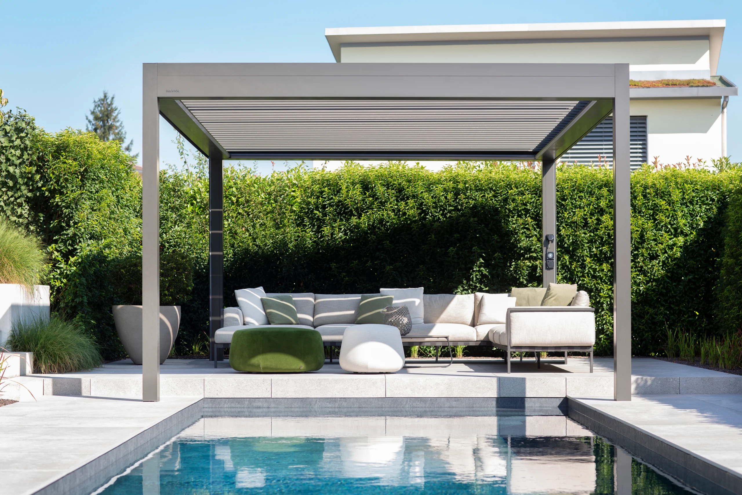 Pergola bioclimatique aluminium installée sur terrasse de pavillon à Dijon, Côte-d'Or