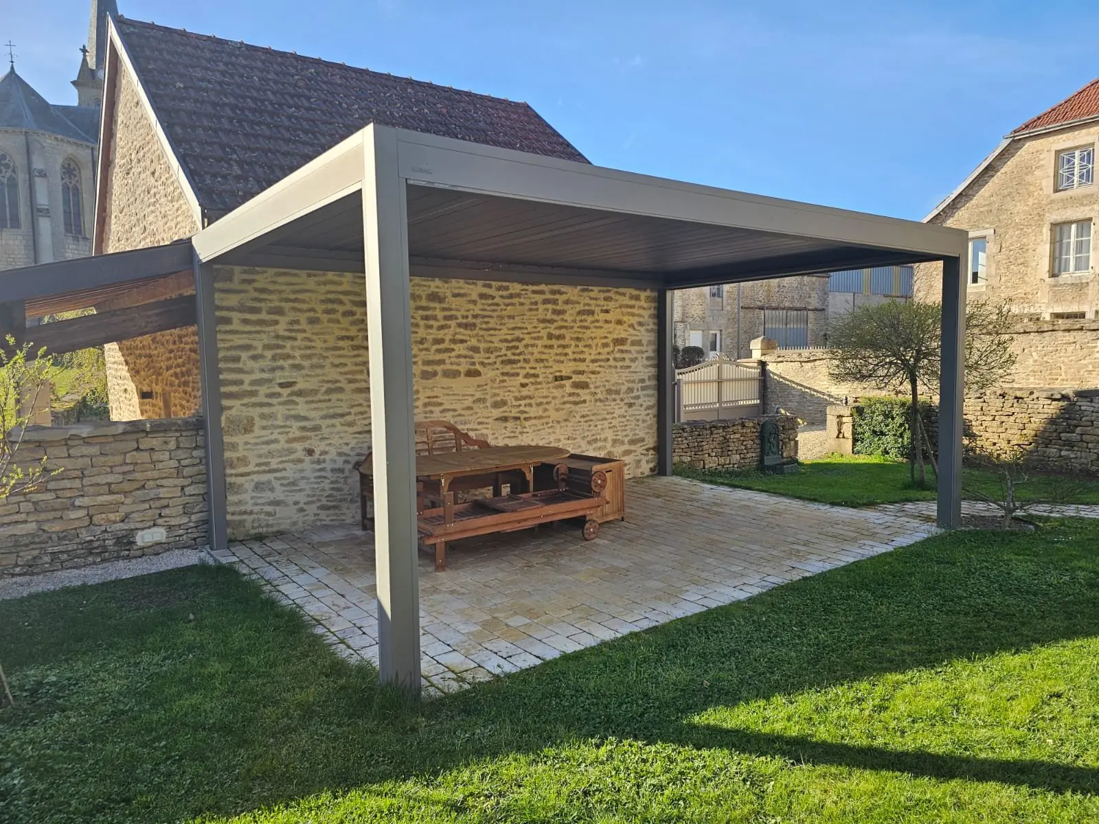 Pergola bioclimatique Brustor B200XL posée par Menuiserie Foultot à Bourg