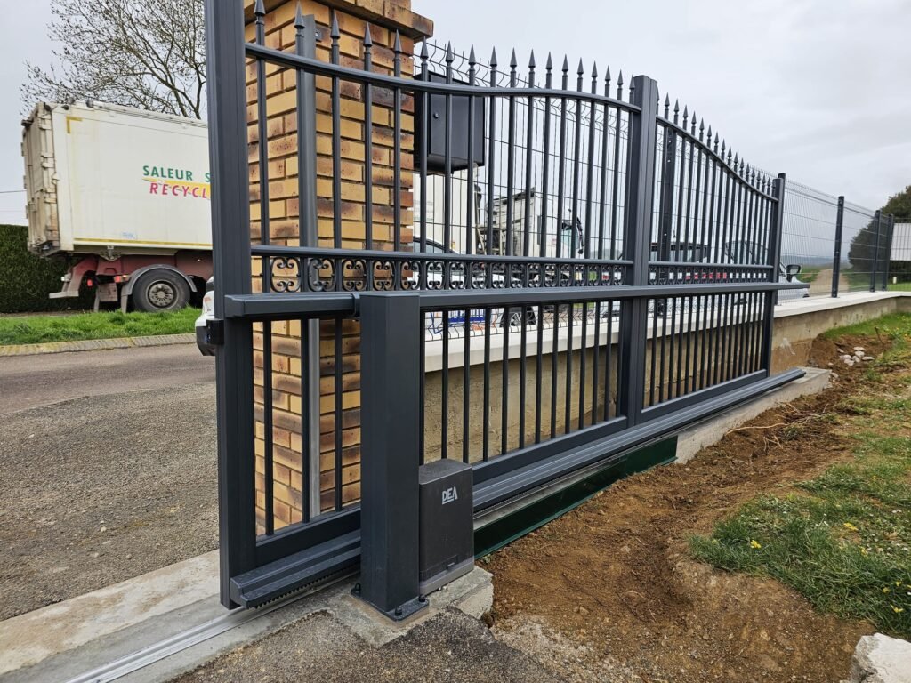 Motorisation DEA et rail au sol du portail coulissant Cetal Pléiade, vue arrière, Dommarien