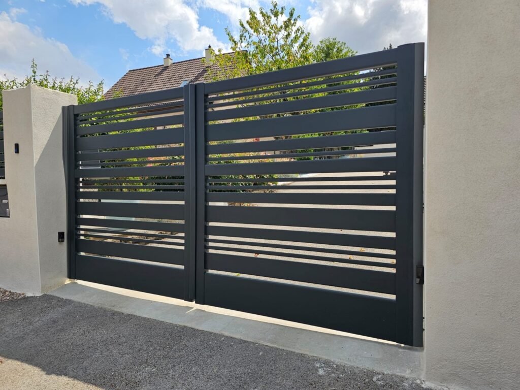 Portail battant Cetal Neptune ajouré gris anthracite avec lames horizontales et motorisation — Hauteville-lès-Dijon Côte-d'Or, Menuiserie Foultot