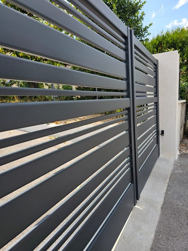 Gros plan lames ajourées horizontales portail Cetal Neptune gris anthracite — Hauteville-lès-Dijon, Menuiserie Foultot