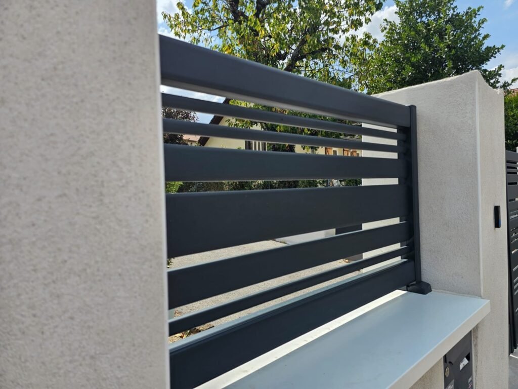Clôture Cetal Neptune anthracite vu de côté — Hauteville-lès-Dijon, Menuiserie Foultot