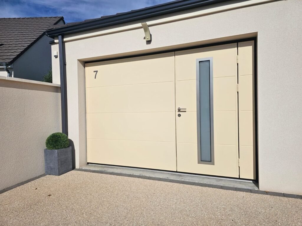 Porte de garage basculante Moos ivoire avec portillon intégré, insert vitré vertical et numéro de maison inox - Varois-et-Chaignot Côte-d'Or, Menuiserie Foultot