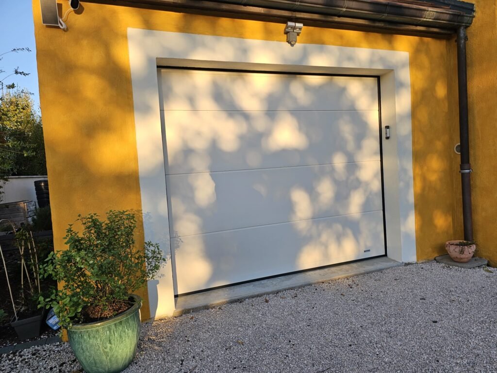 Troisième porte de garage sectionnelle Gypass dans une ouverture à linteau droit, Rouvres-en-Plaine