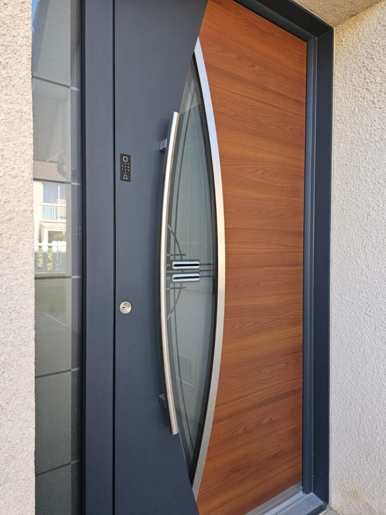Décor bois, vitrage fusing et tierce vitrée à filigranes de la porte d'entrée Inotherm, Quetigny