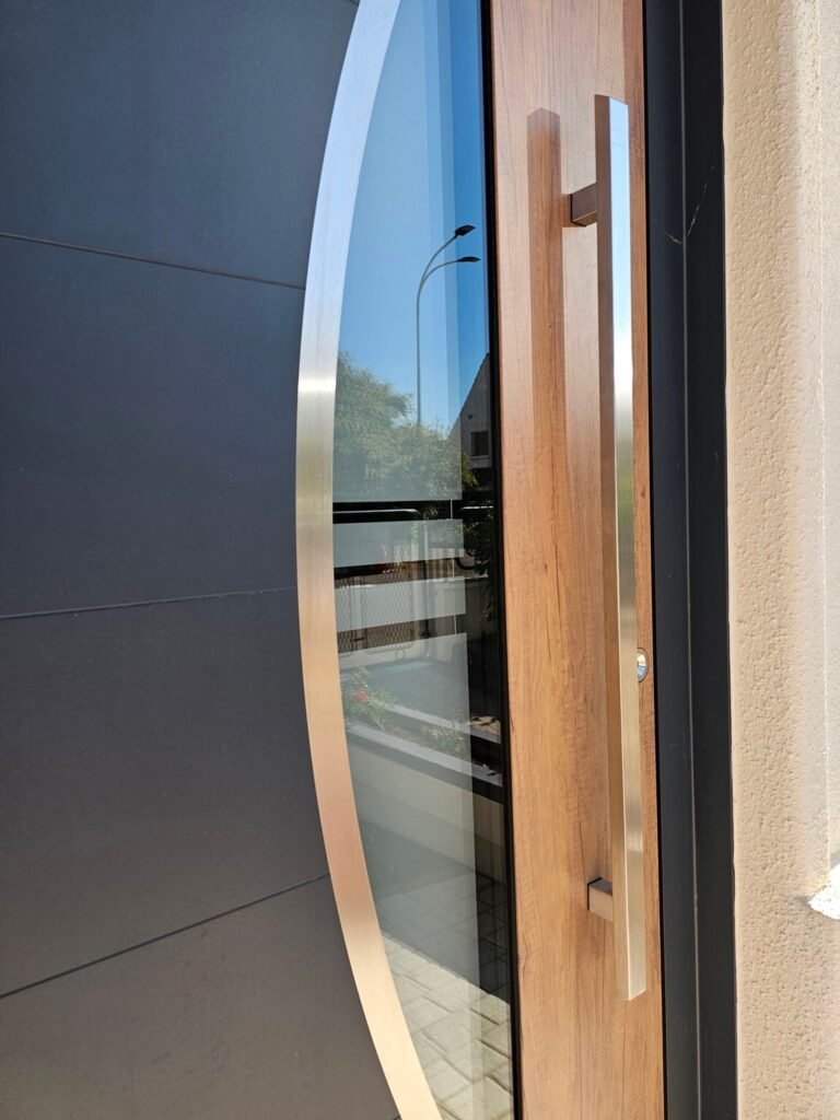 Vue de côté gauche de l'insert vitré sur porte Inotherm bimatière anthracite et aspect chêne - Chenôve Côte-d'Or, Menuiserie Foultot
