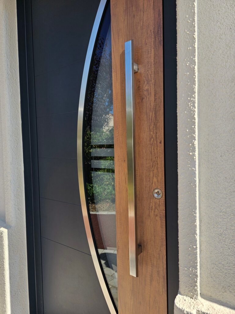 Gros plan insert et montant aspect chêne de la porte d'entrée Inotherm bimatière aluminium Chenôve Côte-d'Or, Menuiserie Foultot
