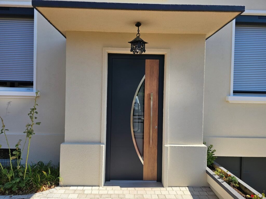 Porte d'entrée Inotherm aluminium bimatière anthracite et aspect chêne avec insert vitré à Chenôve Côte-d'Or