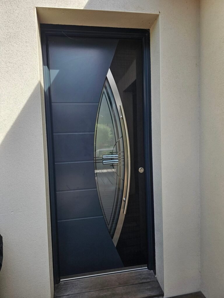 Porte d'entrée Inotherm aluminium gris anthracite avec insert ovale inox et vitrage sérigraphié posée à Dijon - Menuiserie Foultot