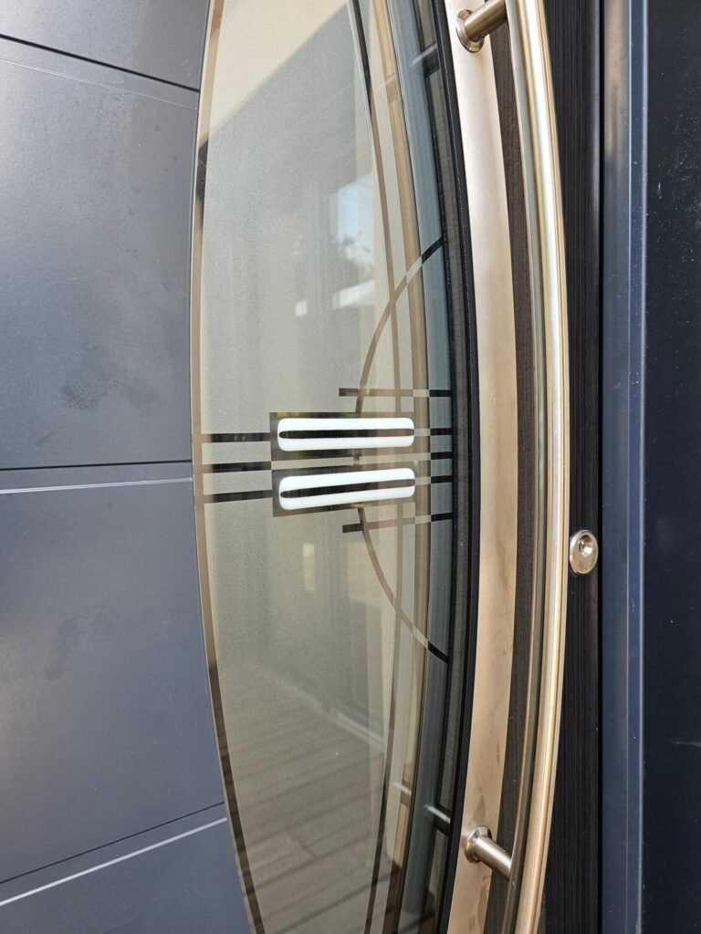 Gros plan insert ovale inox brossé avec vitrage sérigraphié sur porte d'entrée Inotherm aluminium gris anthracite Dijon
