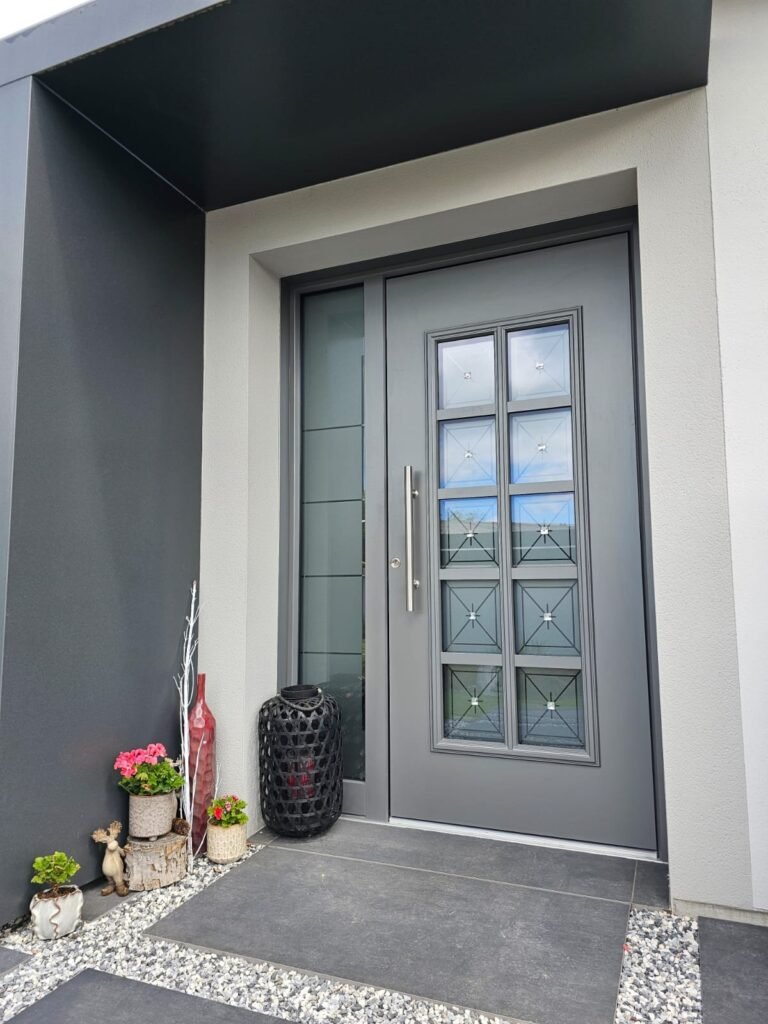 Porte d'entrée aluminium Inotherm gris clair, vue de face, Langres (52200)