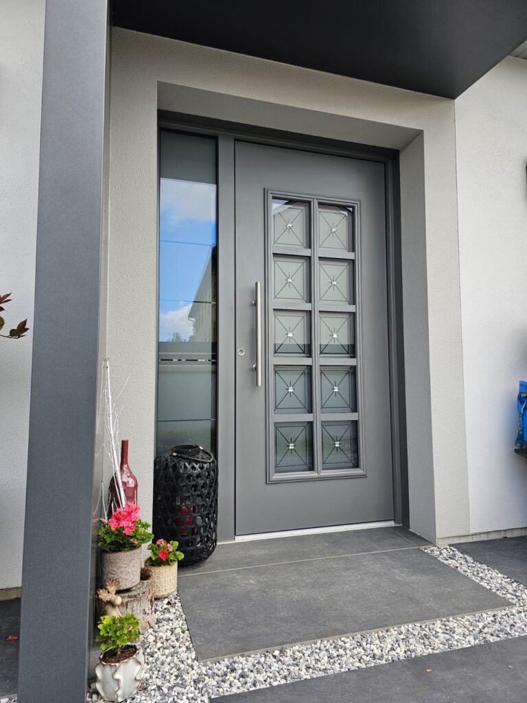 Porte d'entrée aluminium Inotherm gris clair avec vitrage latéral à Langres (52200)