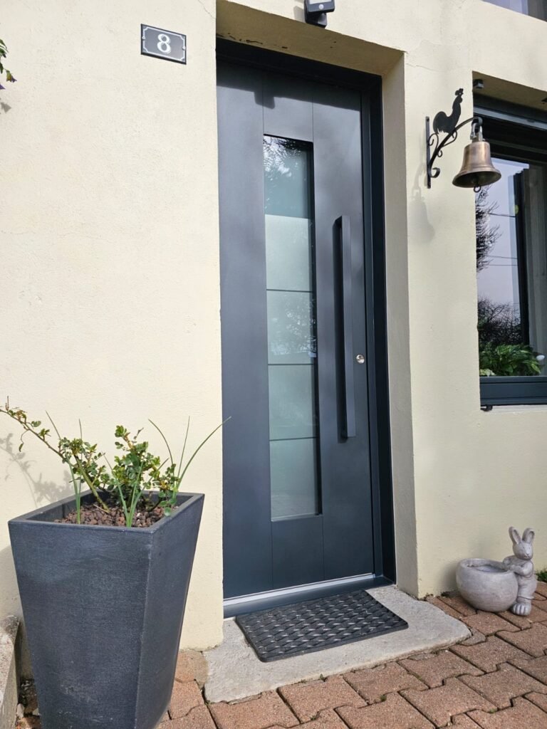 Porte d'entrée aluminium Inotherm RAL 7016 avec poignée assortie et vitrage dépoli rythmé, Maizières-sur-Amance
