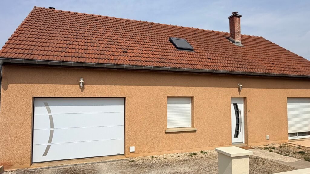 Façade de maison rénovée à Jonchery avec menuiseries aluminium blanches Inotherm et Gypass.