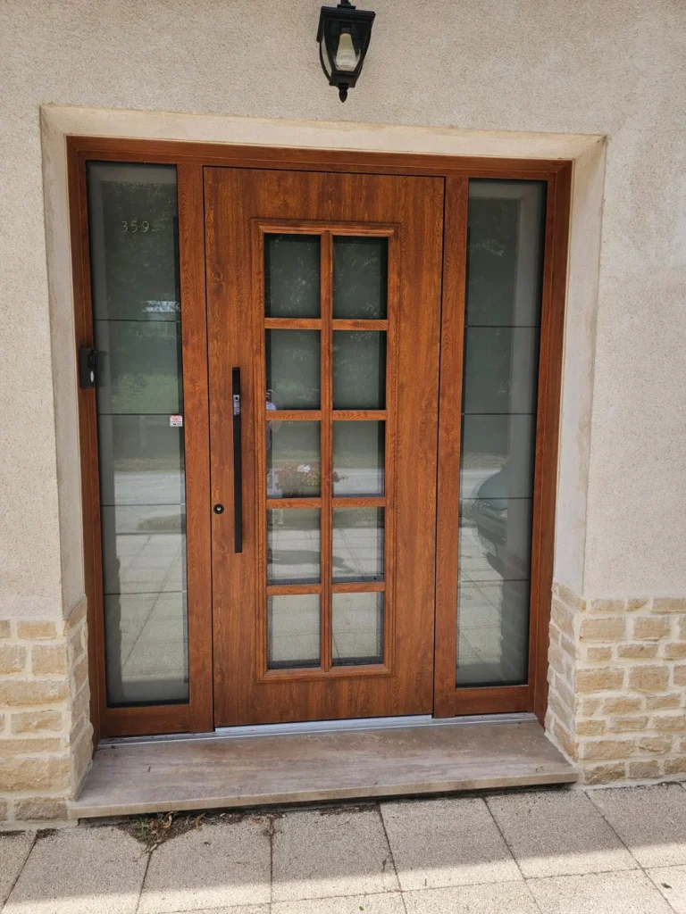 Porte d'entrée Inotherm Ino Smart teinte chêne avec petits bois, doubles fixes latéraux et ouverture par empreinte digitale à Langres Haute-Marne, Menuiserie Foultot