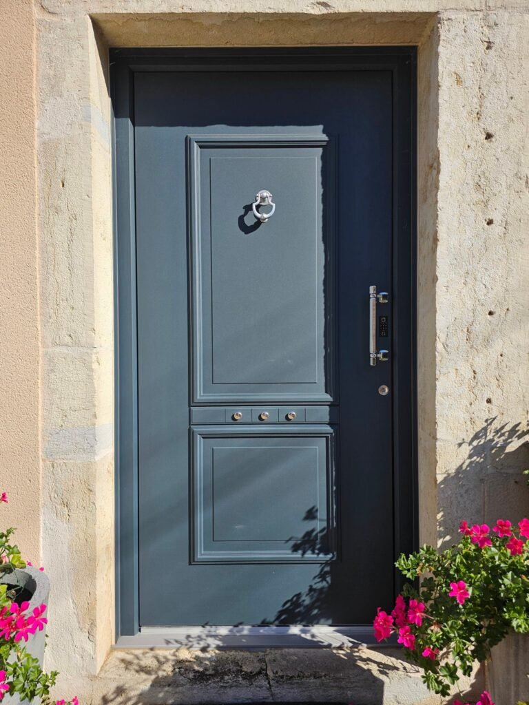 Porte d'entrée Inotherm Ino Smart gris ardoise avec heurtoir chromé dans encadrement pierre de taille à Langres Haute-Marne - Menuiserie Foultot