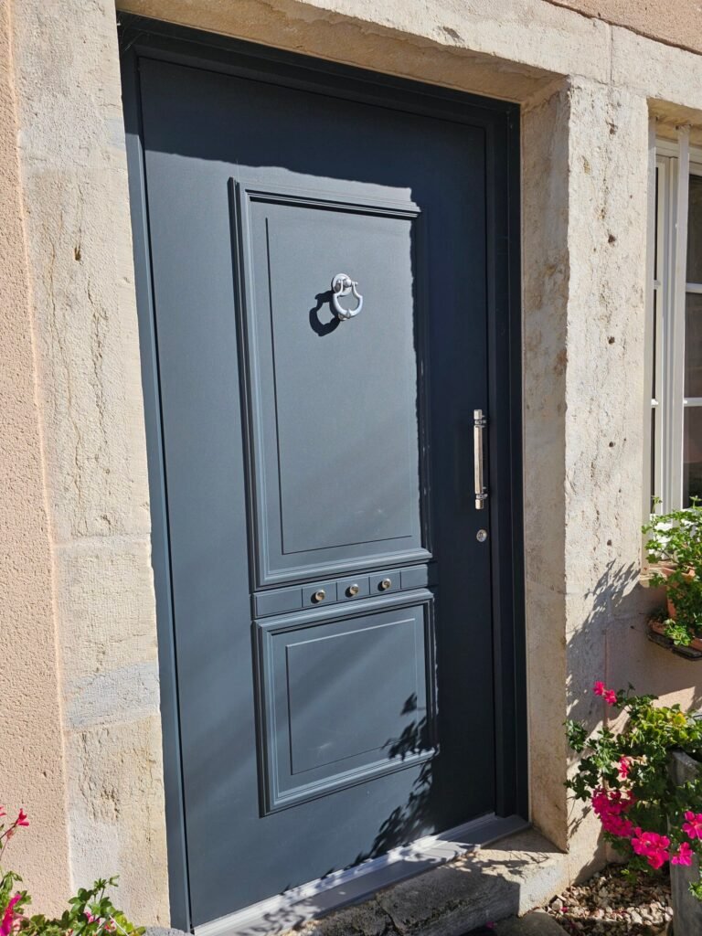 Vue de côté gauche de la porte Inotherm Ino Smart gris ardoise avec heurtoir dans encadrement pierre - Langres Haute-Marne, Menuiserie Foultot