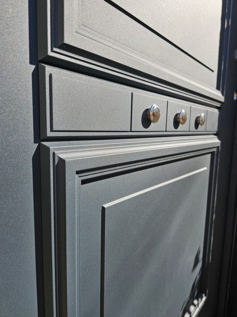 Gros plan caissons moulurés et boutons décoratifs chromés de la porte Inotherm Ino Smart gris ardoise - Langres Haute-Marne, Menuiserie Foultot