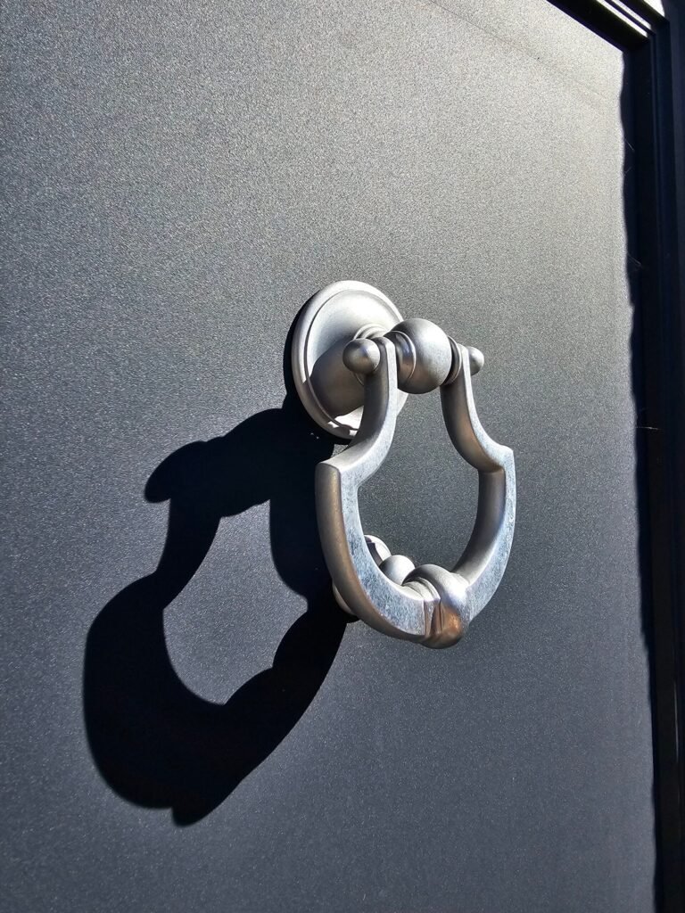 Gros plan heurtoir chromé en fonte sur porte d'entrée Inotherm Ino Smart gris ardoise - Langres Haute-Marne, Menuiserie Foultot