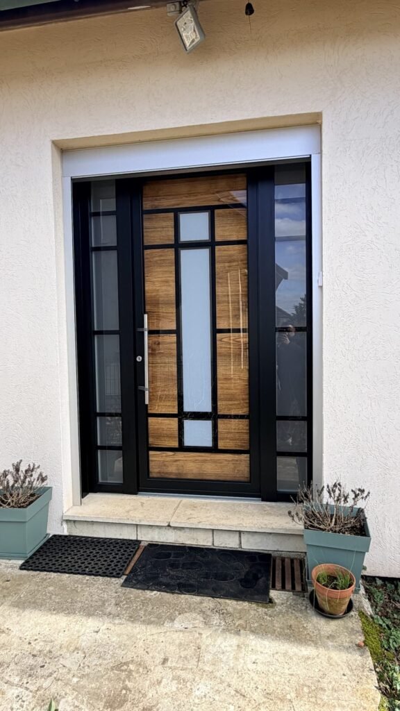 Porte d'entrée aluminium Inotherm décor effet bois avec fixes latéraux vitrés à Leffonds (52)