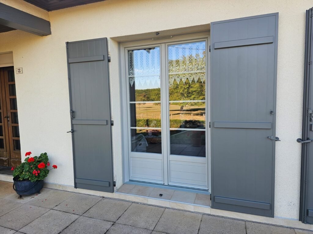 Porte-fenêtre PVC Finstral avec soubassement et seuil aluminium PMR, volets battants Ehret ouverts, Champigneulles-en-Bassigny