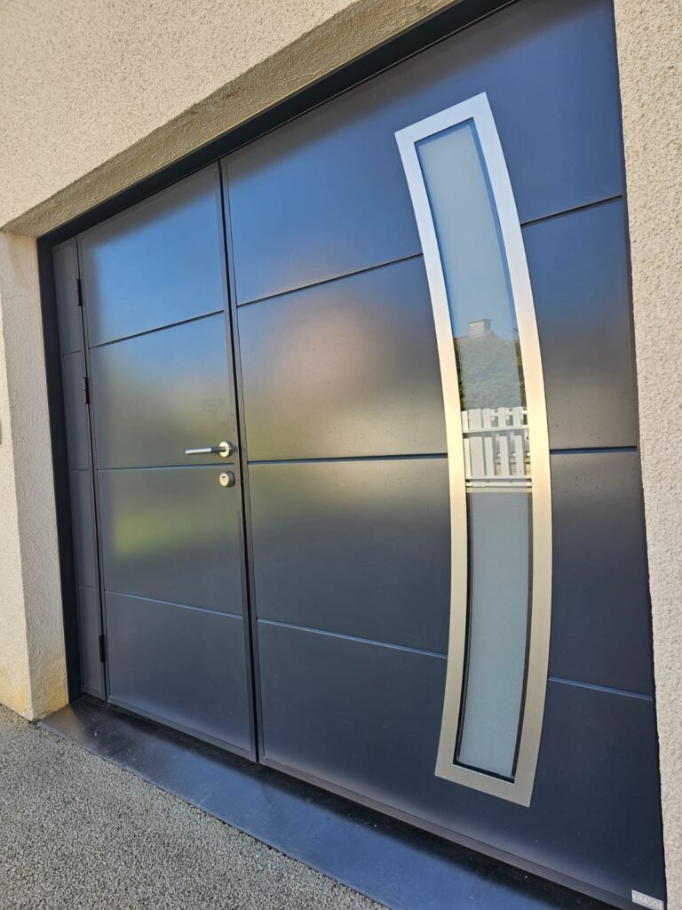 Porte de garage basculante Moos RAL 7016, hublots inox en arc, vue de côté, Quetigny