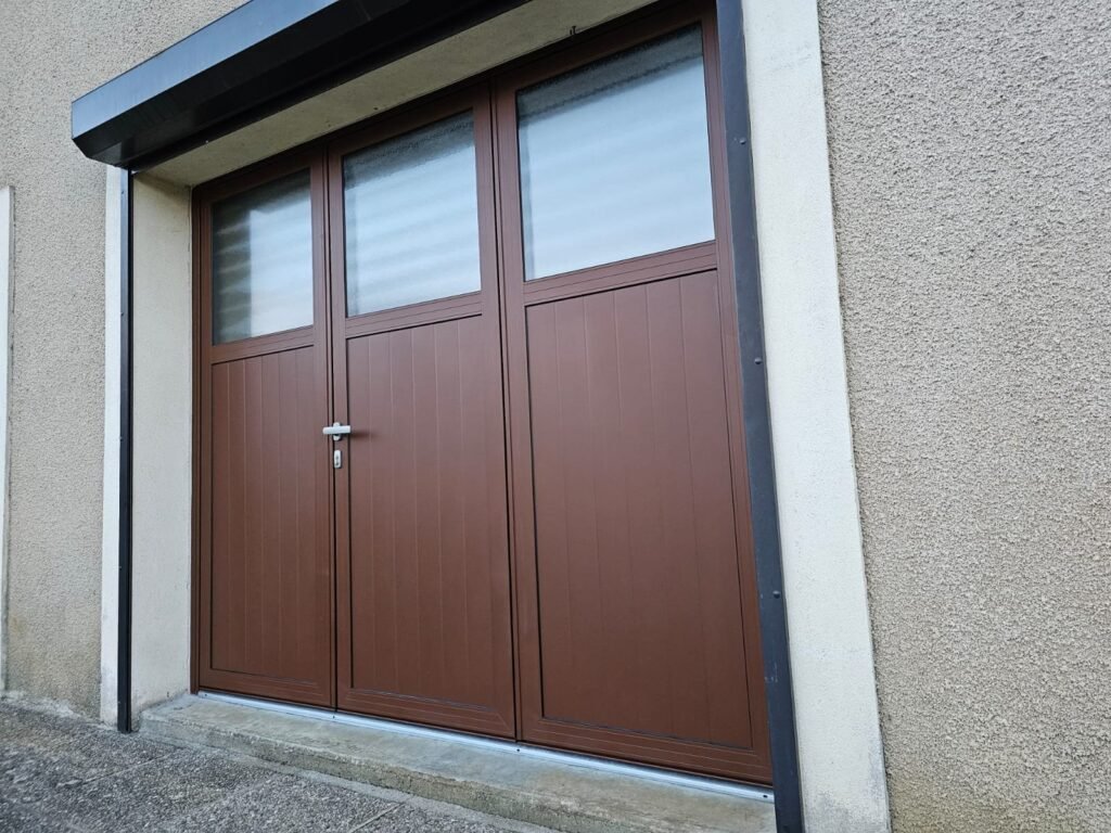 Vue de biais de la porte de garage Gypass de Maulain, marron RAL 8014, nervures verticales en partie basse