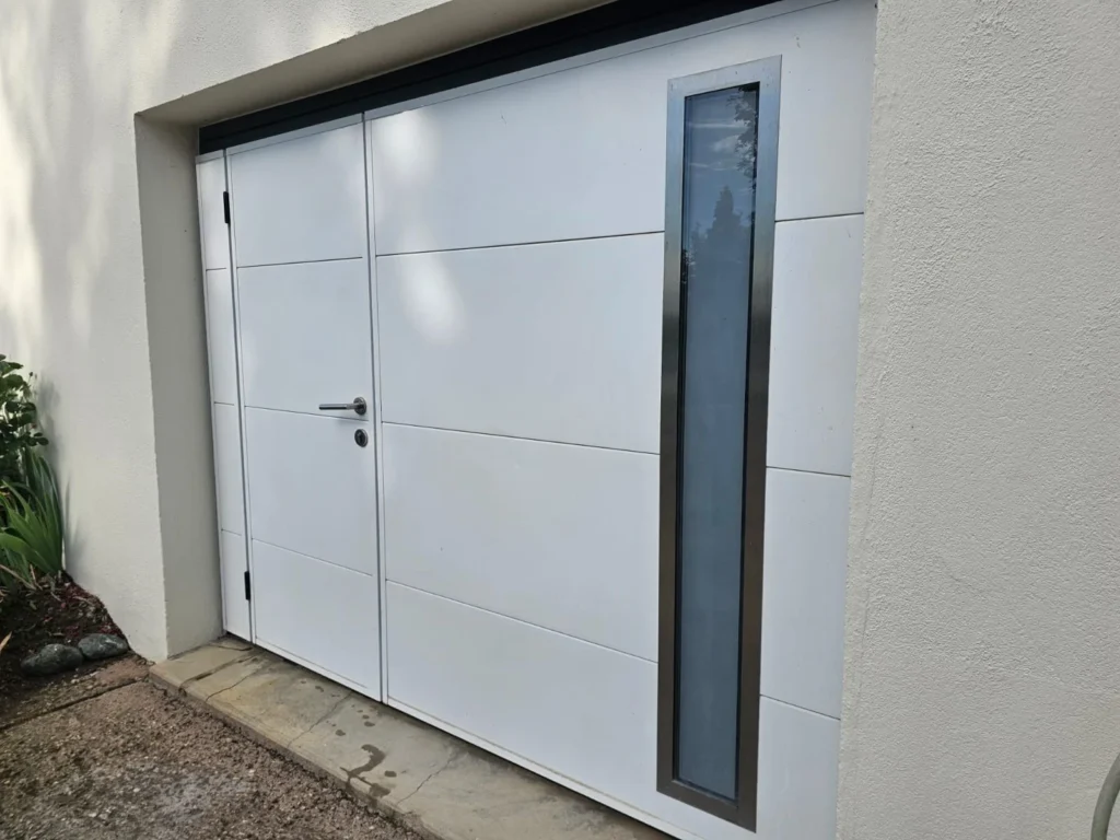 Porte de garage Moos blanche avec portillon intégré et insert vitré vertical anthracite à Serqueux Haute-Marne, Menuiserie Foultot