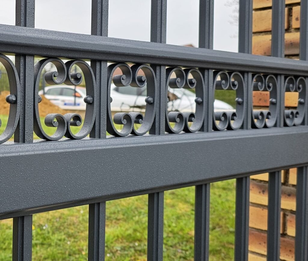 Détail du bandeau à volutes en aluminium du portail Cetal Pléiade, Dommarien