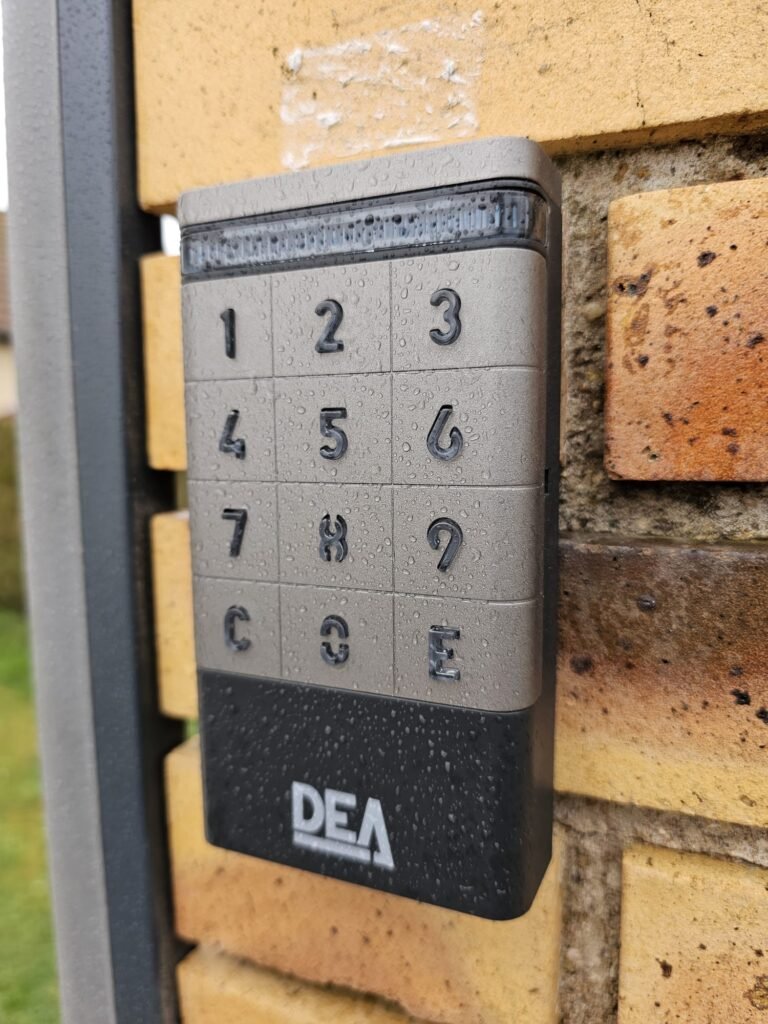 Digicode DEA sur le pilier en brique, portail Cetal Pléiade à Dommarien
