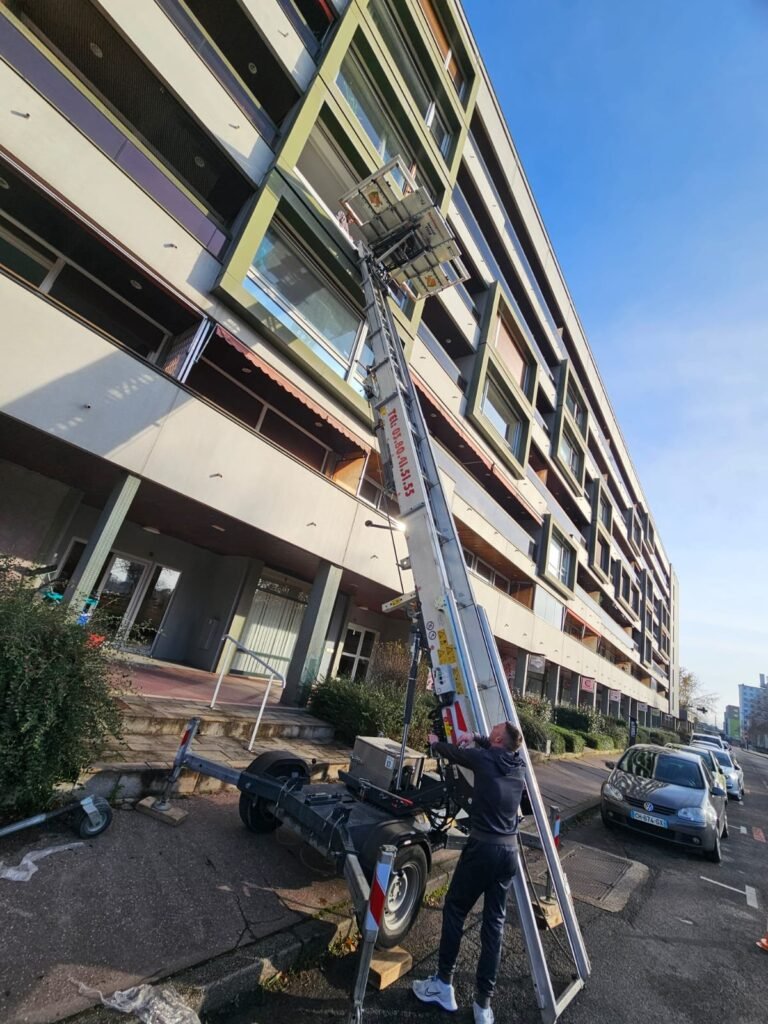 Pose en nacelle d'une baie Finstral au 5ᵉ étage d'un immeuble à Dijon Menuiserie Foultot