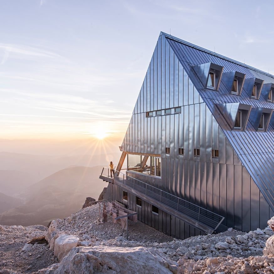 Refuge du col du Santner à 2 734 m dans les Dolomites, équipé de fenêtres Finstral livrées par hélicoptère