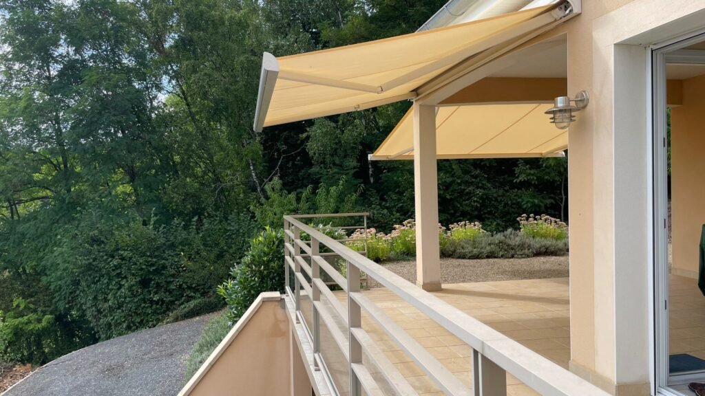 Double installation de stores bannes à coffre intégral Brustor B25 de couleur beige sur une grande terrasse à Euffigneix (52).