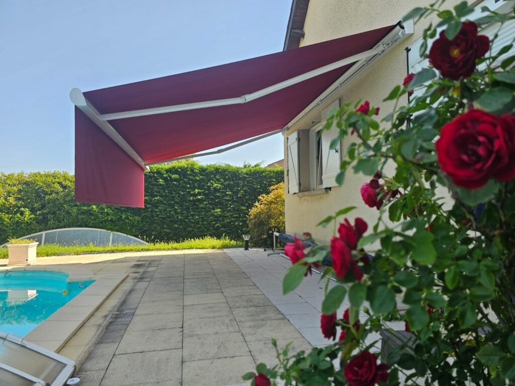 Store banne motorisé Brustor B38 bordeaux déployé terrasse piscine – Bellefond 21490 – Menuiserie Foultot