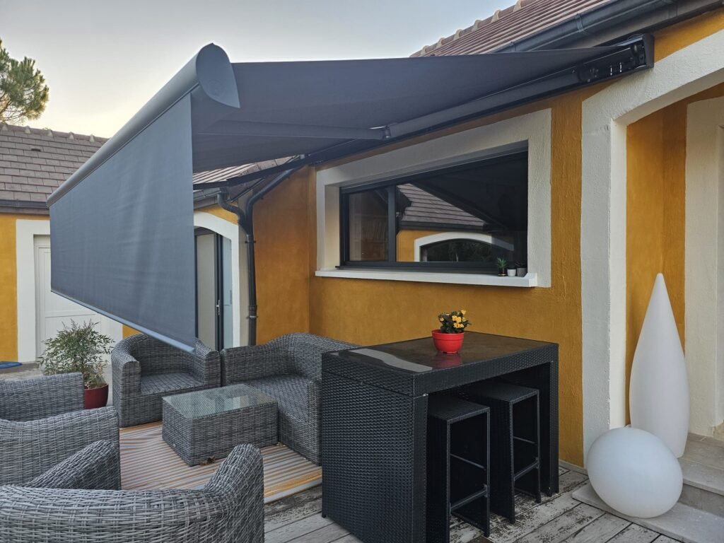 Store banne Brustor B38 Elite, lambrequin déroulé, vue de côté, Rouvres-en-Plaine