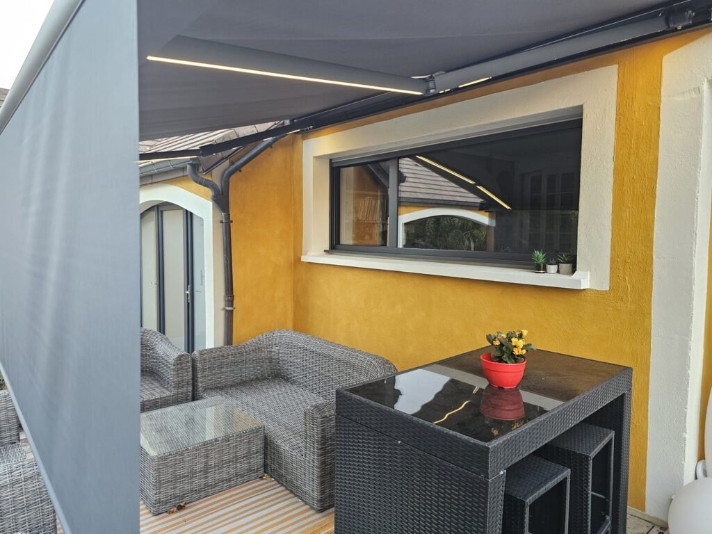 Lambrequin du store Brustor déroulé devant la terrasse, vue de côté, Rouvres-en-Plaine