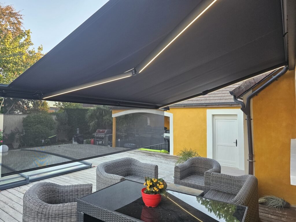 Toile anthracite du store banne Brustor B38 Elite vue de dessous, Rouvres-en-Plaine