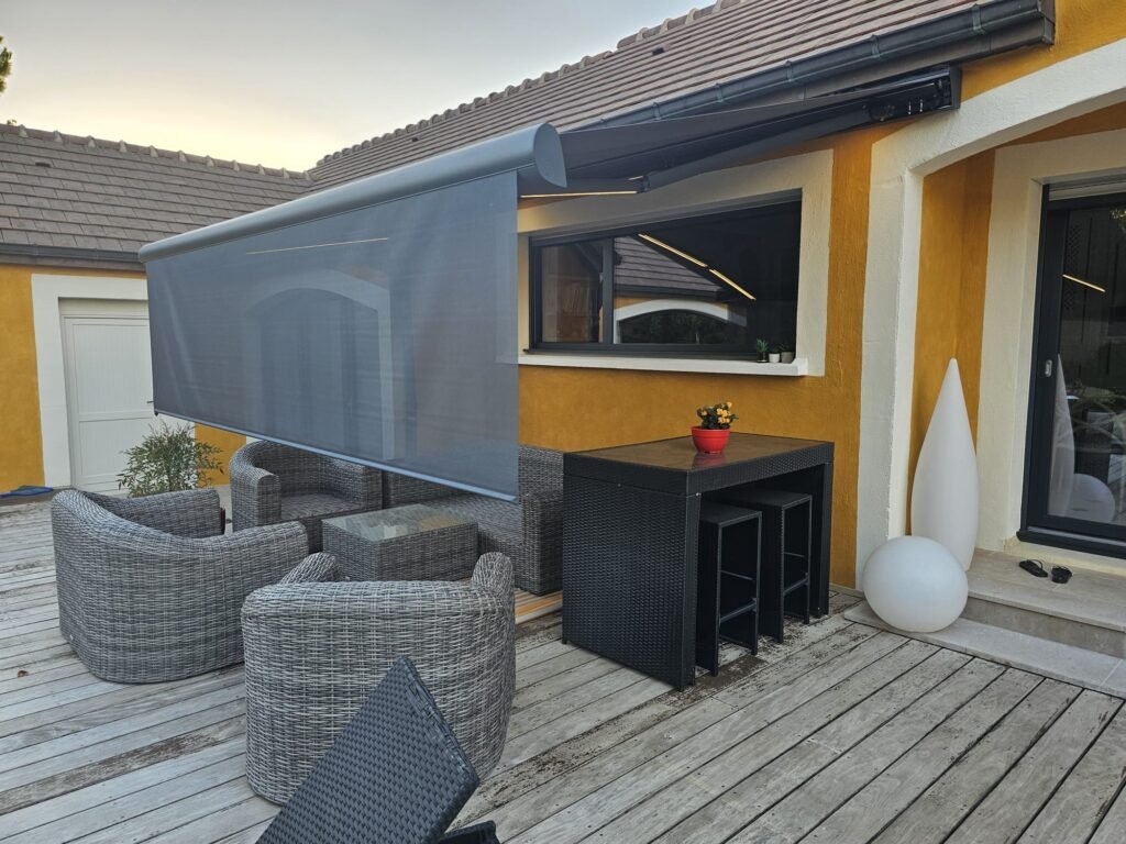 Store banne Brustor B38 Elite avec lambrequin déroulé au-dessus de la terrasse, posé à Rouvres-en-Plaine par Menuiserie Foultot