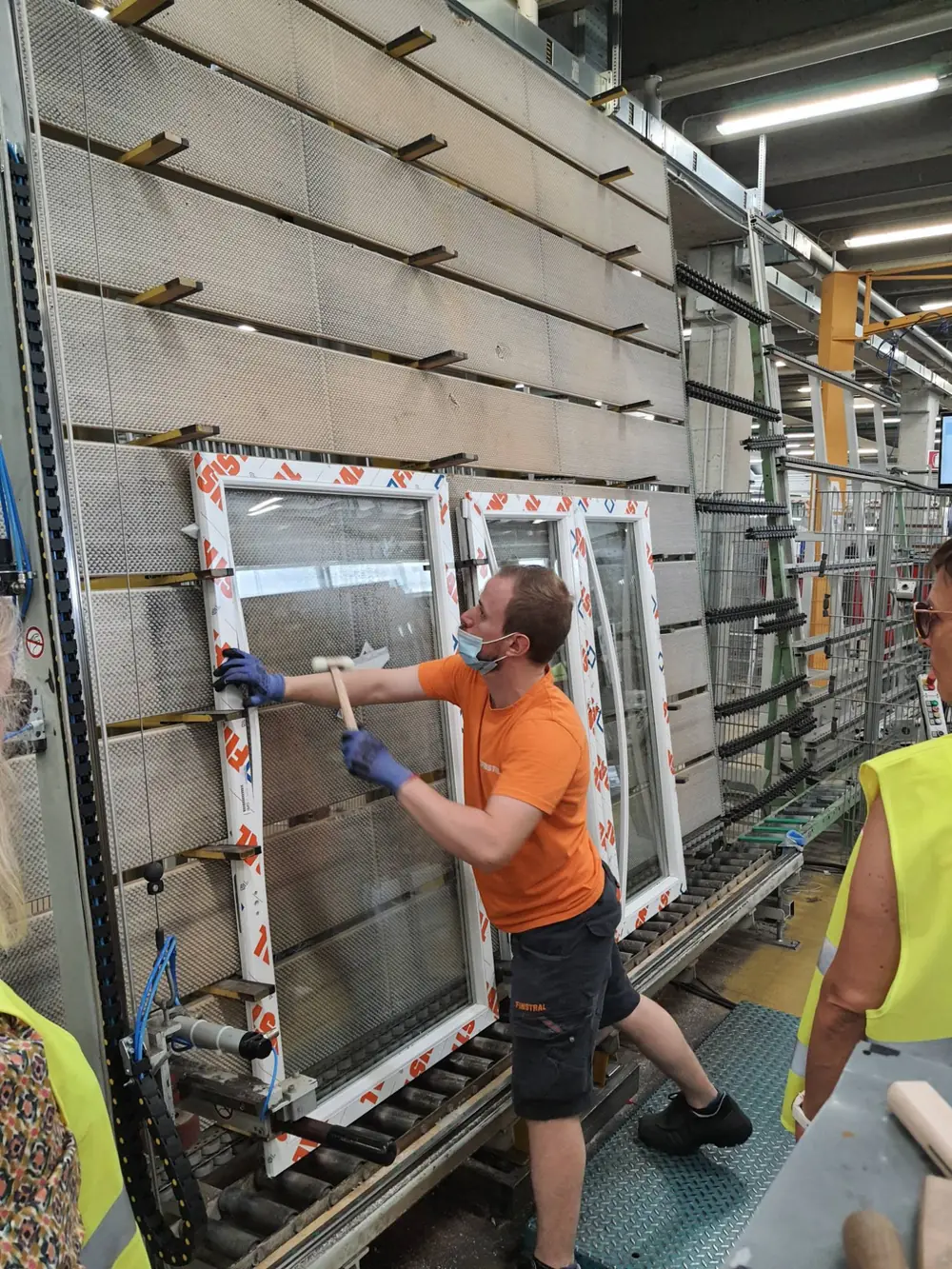Assemblage d'une fenêtre PVC en usine Finstral, photographié par l'équipe Menuiserie Foultot lors d'une visite