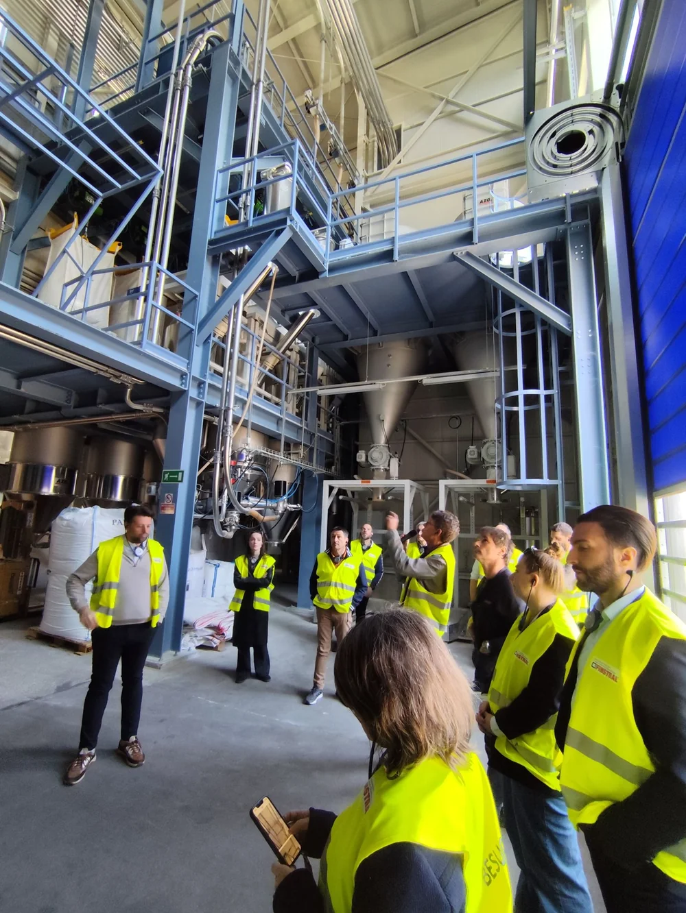 Silos de billes de PVC, en partie issues du recyclage, alimentant les extrudeuses de l'usine Finstral, photographiés par l'équipe Menuiserie Foultot lors d'une visite