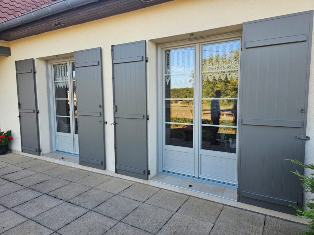 Volets battants aluminium Ehret RAL 7039 et porte-fenêtre PVC Finstral gris 46, posés à Champigneulles-en-Bassigny par Menuiserie Foultot